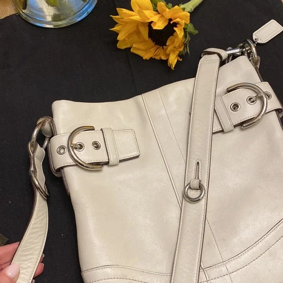Coach crossbody bag in cream- silver hardware detail - Picture 4 of 8